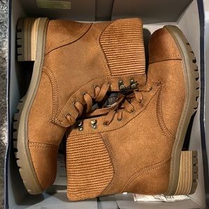 Brand new Universal Thread Womens Boots sz 8.5